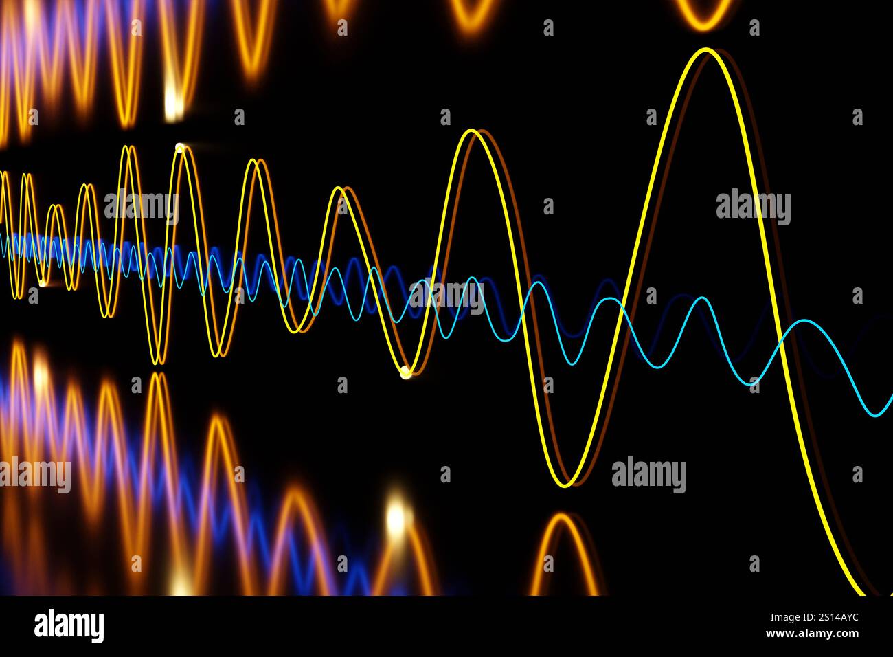 Onde sinusoïdale lumineuse au néon orange et courbe trigonométrique bleue réfléchie par des miroirs sur fond noir. Technologie, sciences et mathématiques Banque D'Images