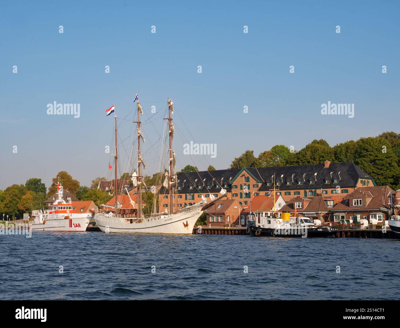 Grand voilier et croiseur SAR amarrés au quai de Kiel-Holtenau, entrée du canal de Kiel, Schleswig-Holstein, Allemagne Banque D'Images