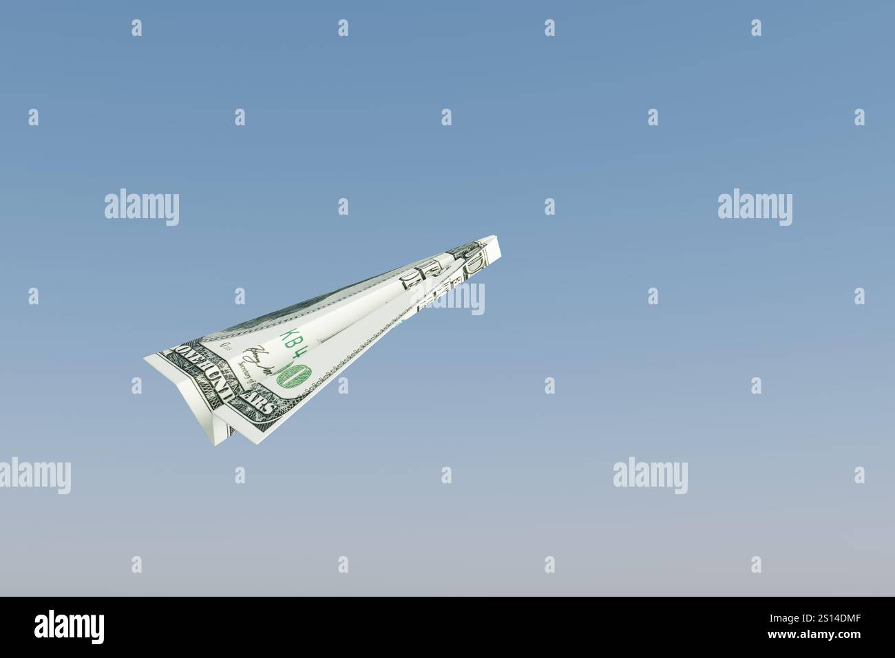 Avion en papier fait d'un billet de 100 dollars US volant dans le ciel bleu. Illustration du concept de relance économique, de prospérité financière, de croissance de la richesse Banque D'Images