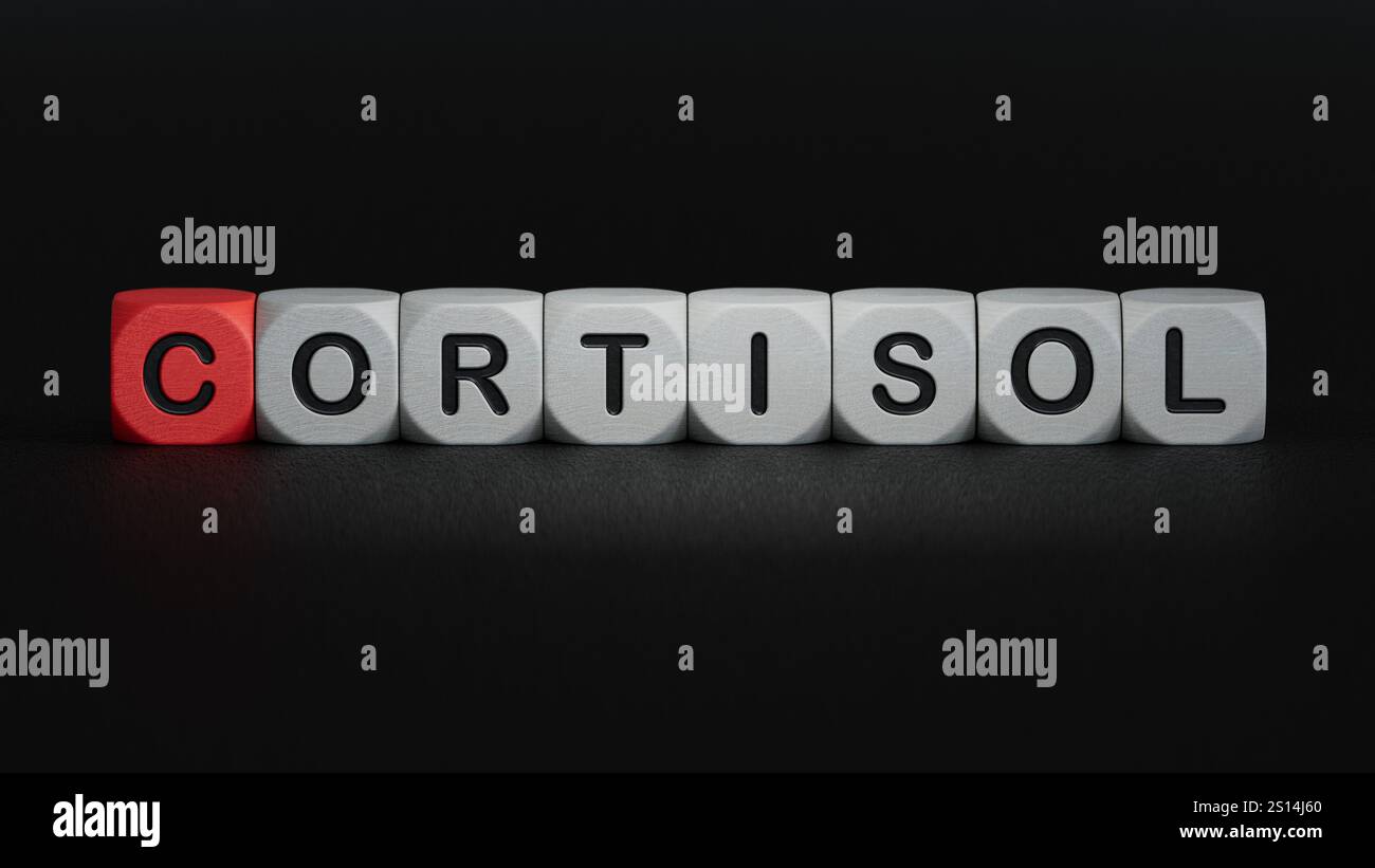 Mot cortisol écrit sur bloc de bois. Texte cortisol sur table de ciment pour votre desing, voir concept.3D rendu sur fond noir. Banque D'Images