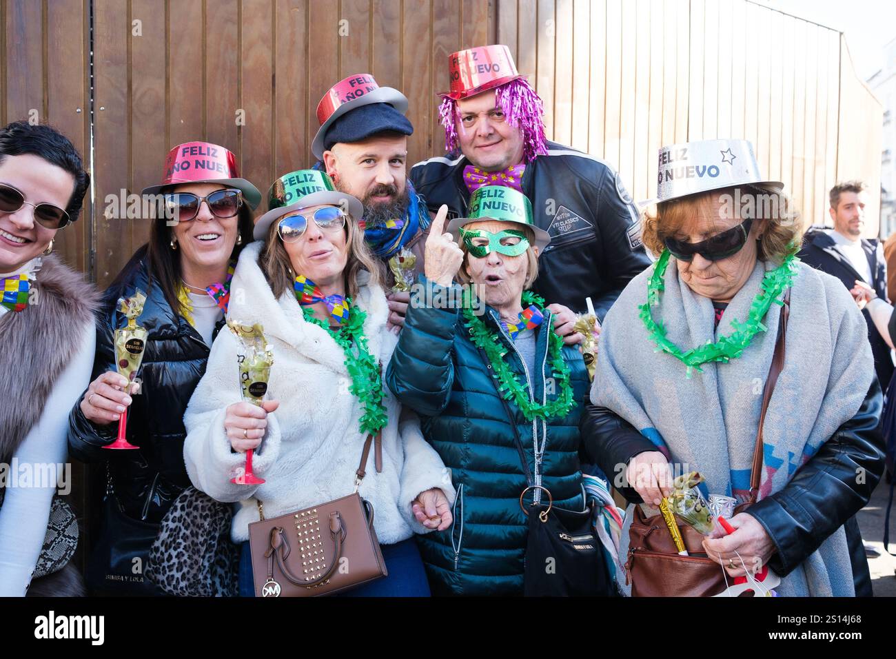 Les gens boivent 12 raisins pendant la Preuvas comme une répétition de la tradition des 12 cloches du réveillon du nouvel an à la Puerta del sol le 31 décembre 2024 in Banque D'Images