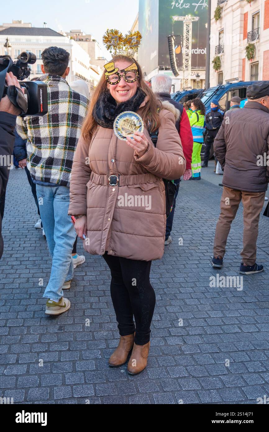 Les gens boivent 12 raisins pendant la Preuvas comme une répétition de la tradition des 12 cloches du réveillon du nouvel an à la Puerta del sol le 31 décembre 2024 in Banque D'Images