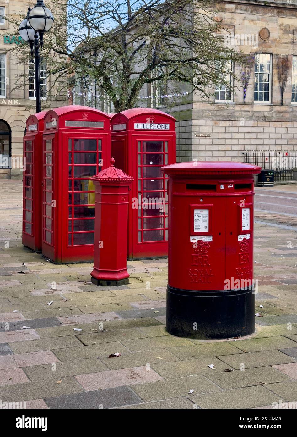 Stafford-Staffordshire-Royaume-Uni 14 novembre 2024 boîte postale rouge et boîtes téléphoniques avec la galerie Shire Hall à l'arrière dans Market Square, S Banque D'Images