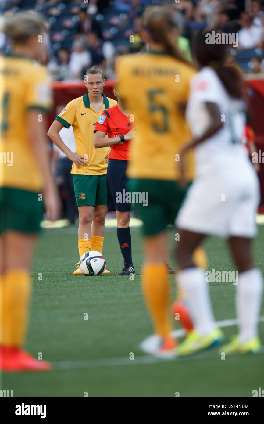 WINNIPEG, CANADA - 12 JUIN : Emily Van Egmond, de l'Australie, attend une occasion de coup franc lors d'un match du Groupe d de la Coupe du monde féminine de la FIFA contre le Nigeria le 12 juin 2015 au Winnipeg Stadium à Winnipeg, Canada. Usage éditorial exclusif. Utilisation commerciale interdite. (Photographie de Jonathan Paul Larsen / Diadem images) Banque D'Images