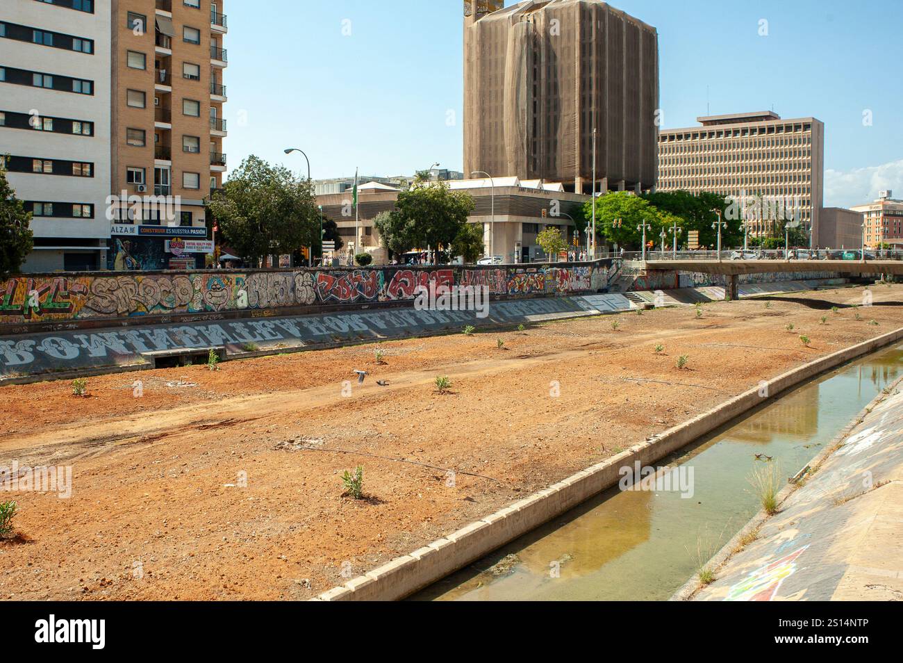 Malaga, Espagne, questions environnementales, sort sec, lit de rivière asséché, centre ville, 'Rio Guradalmadina » problèmes d'urbanisme, ville vague de chaleur europe Banque D'Images