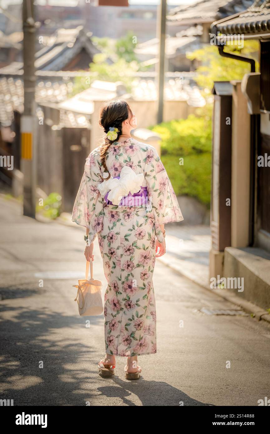 Femme japonaise en kimono marchant dans la vieille ville de Kyoto, Japon. Banque D'Images
