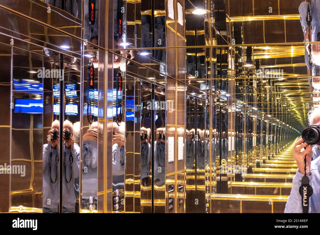 Réflexions infinies à partir de miroirs parallèles Banque D'Images