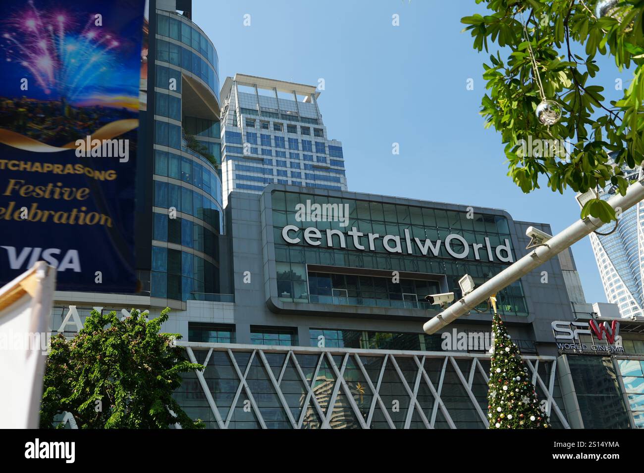 Bangkok, Thaïlande, 20 novembre 2024 : panneau du centre commercial Central World à Bangkok. CentralWorld est un centre commercial et complexe à Bangkok Thaïlande. Banque D'Images