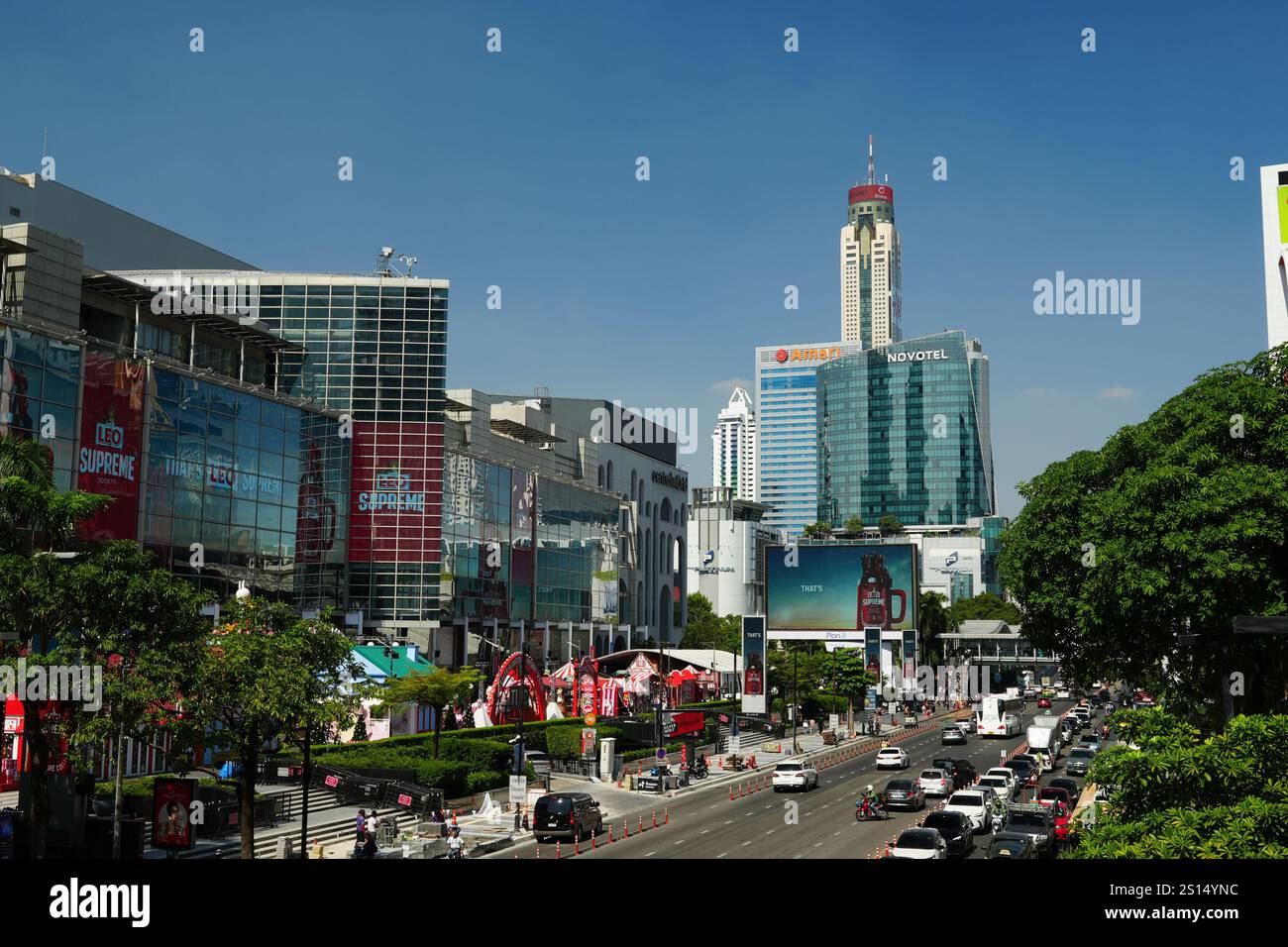 Bangkok, Thaïlande, 20 novembre 2024 : CentralWorld Square palladium World la plus grande place célèbre au milieu du quartier des affaires Ratchadamri Road Banque D'Images
