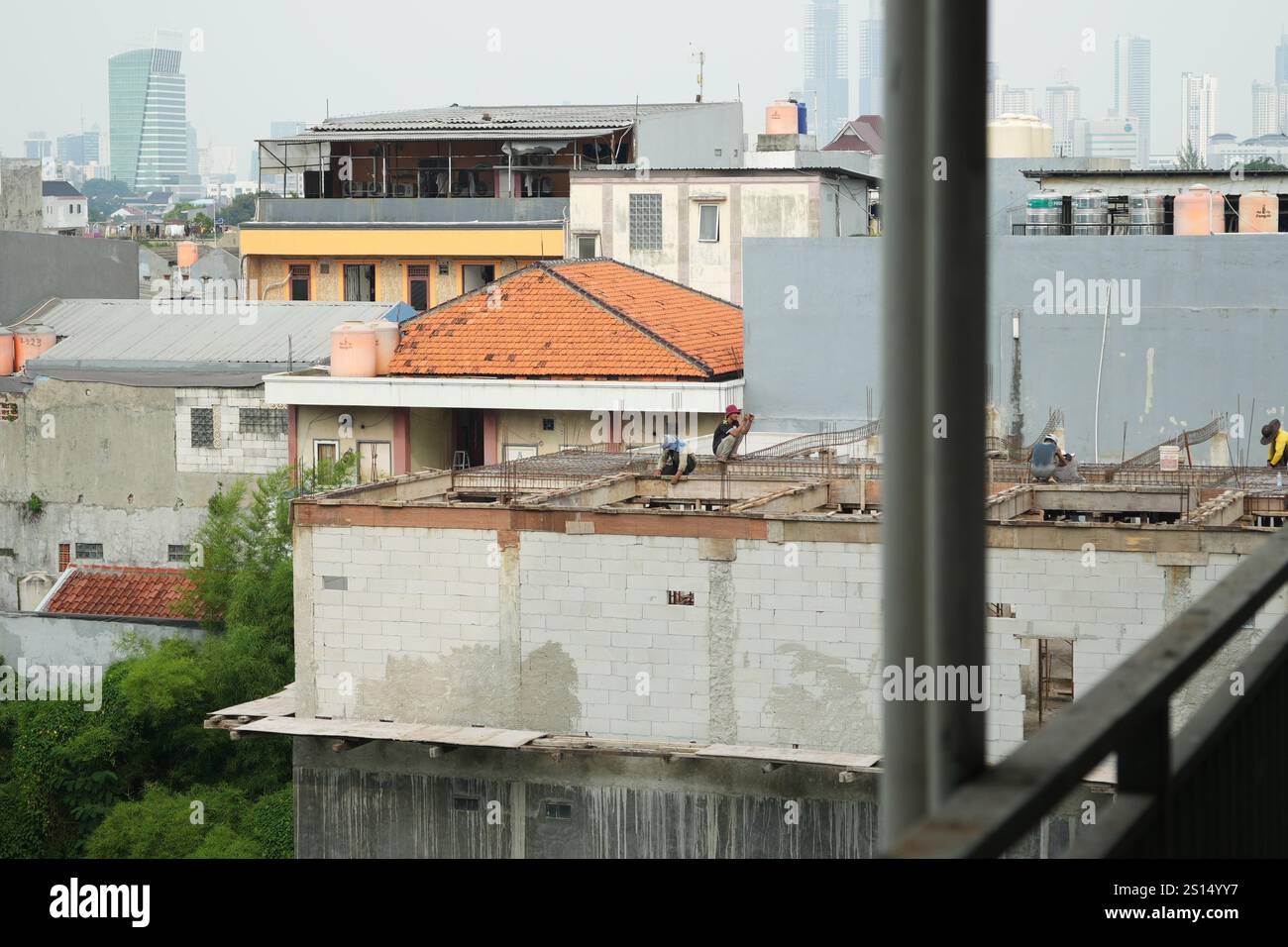 Jakarta, Indonésie, 22 décembre 2024 : des ouvriers de la construction construisent une maison Banque D'Images