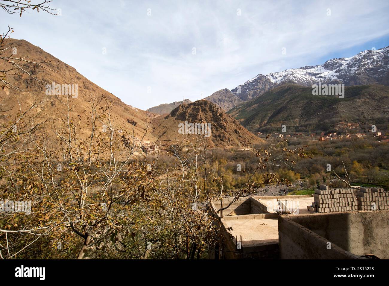 maison berbère en construction après les dommages causés par le tremblement de terre dans le village d'imlil avec vue sur la vallée et les montagnes de l'atlas couvertes de neige au maroc Banque D'Images