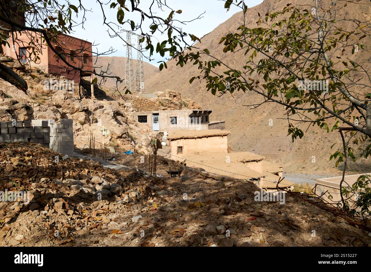 maison berbère en construction après les dommages causés par le tremblement de terre dans le village d'imlil avec vue sur la vallée et les montagnes de l'atlas couvertes de neige au maroc Banque D'Images