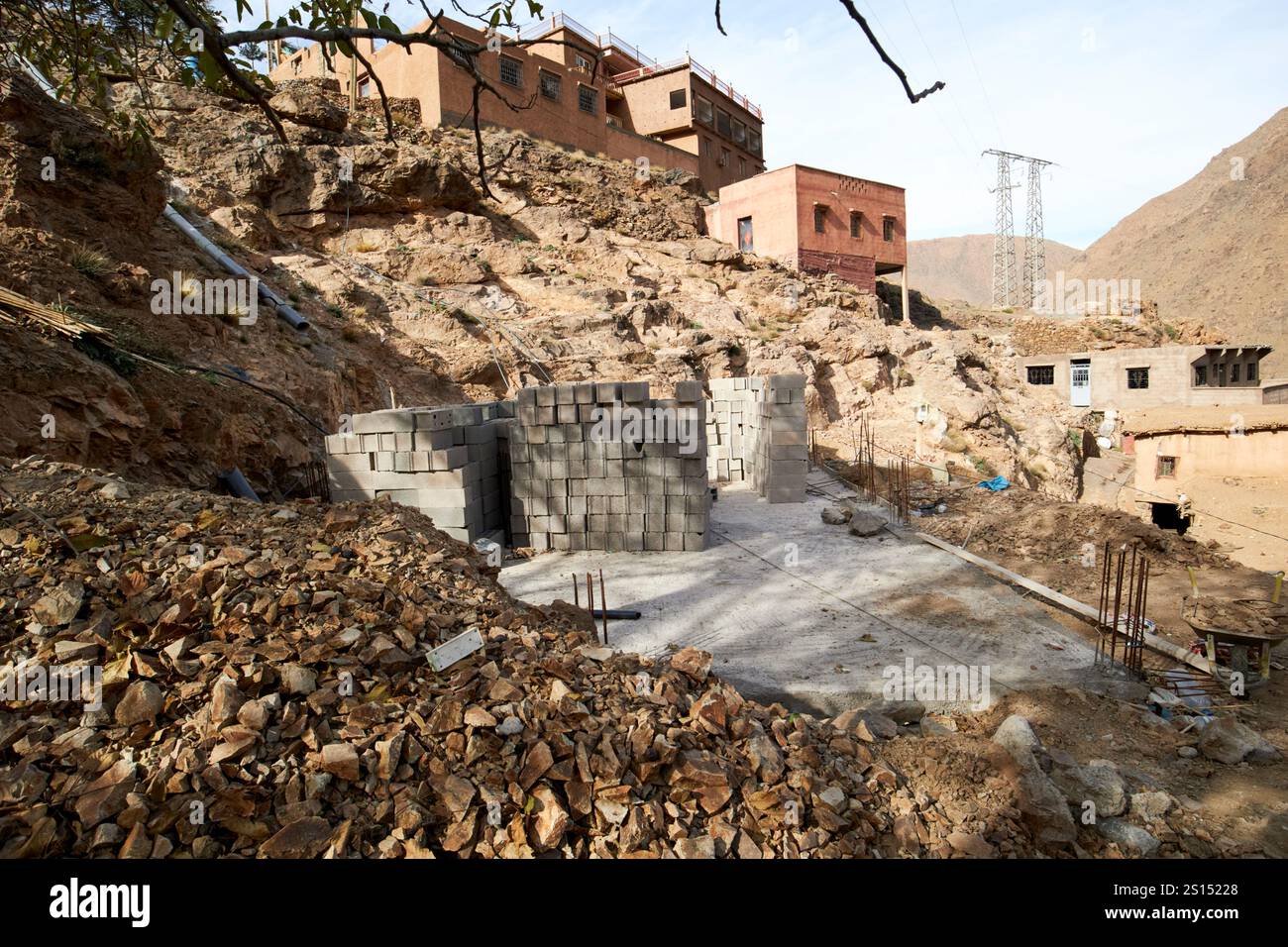 maison berbère en construction après les dégâts causés par le tremblement de terre dans le village imlil avec vue sur la vallée du maroc Banque D'Images