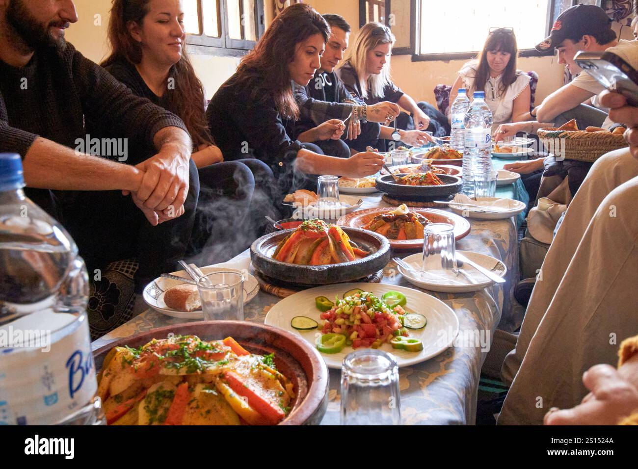 repas marocain traditionnel comprenant de la viande et du tagine cous de légumes servis dans le cadre d'un repas de groupe lors d'une visite d'imlil maroc Banque D'Images