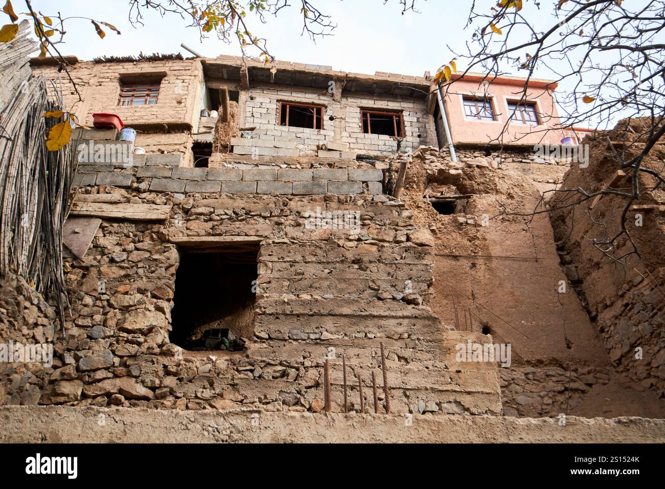 maisons et maisons construites sur le flanc de la montagne imlil maroc Banque D'Images