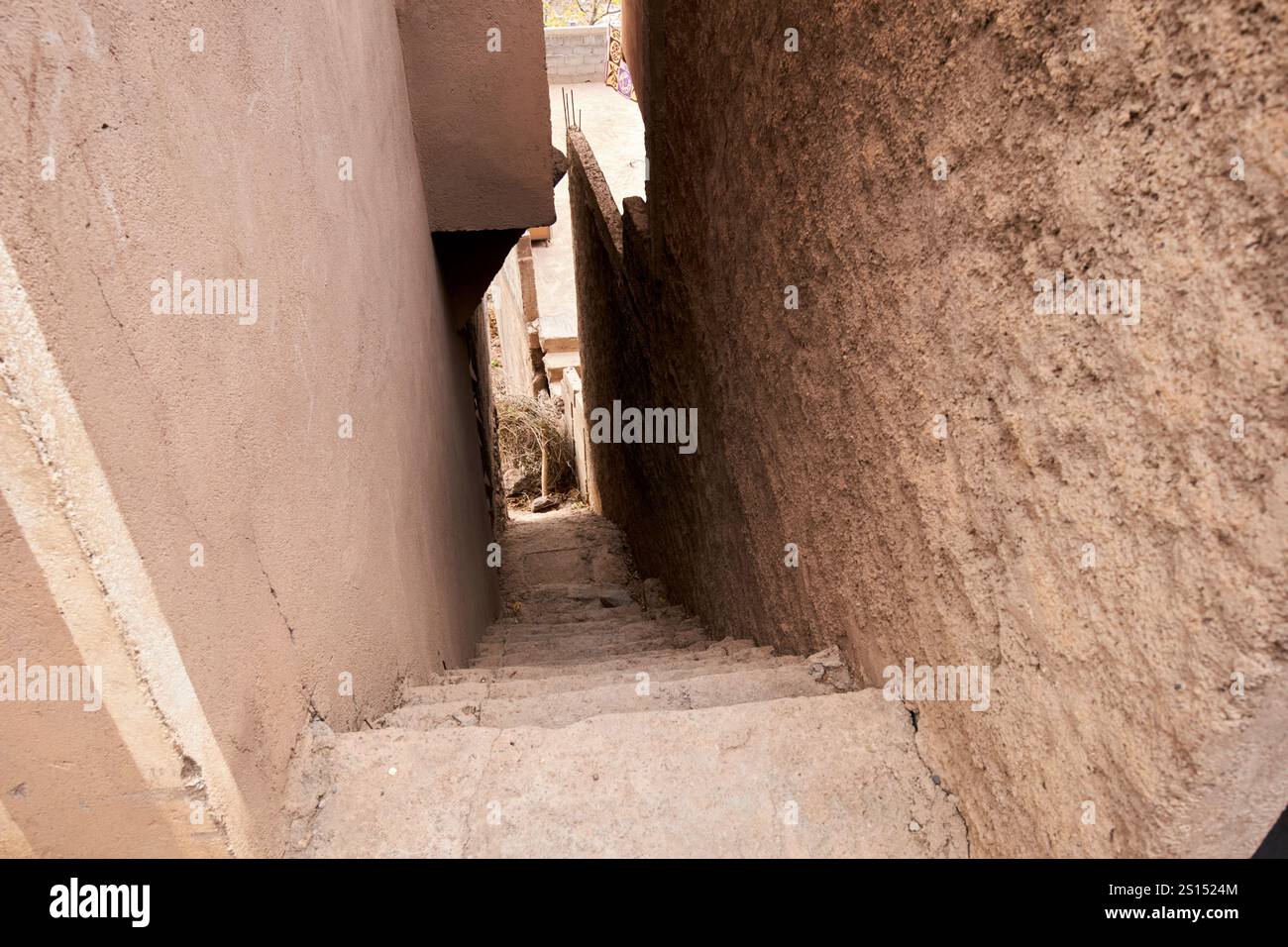 marches en descente raides entre les maisons sur le village à flanc de colline d'imlil maroc Banque D'Images