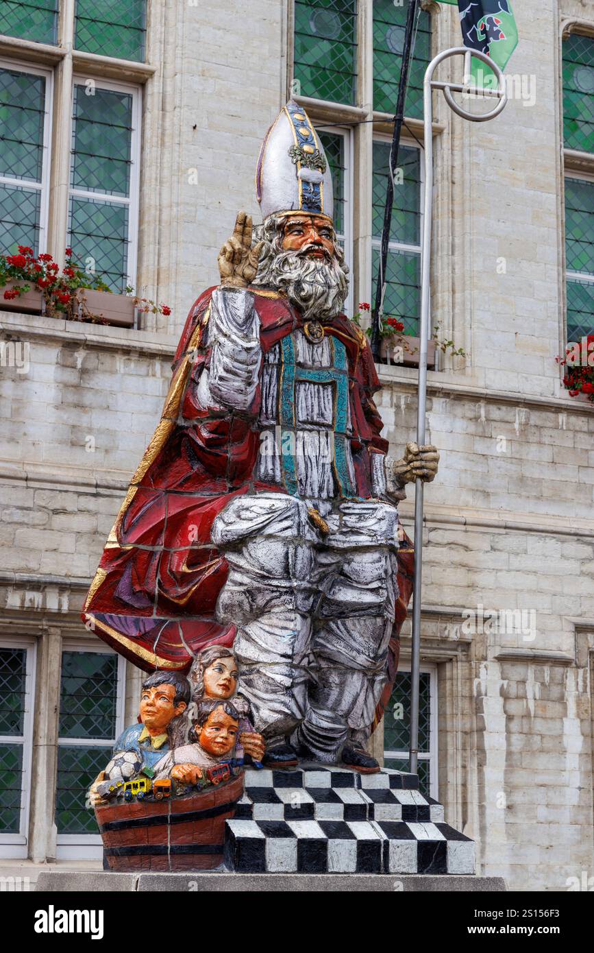 Statue peinte de Saint Nicolas, Sinterklaas, devant la mairie, Sint-Niklaas, Waasland, Belgique Banque D'Images