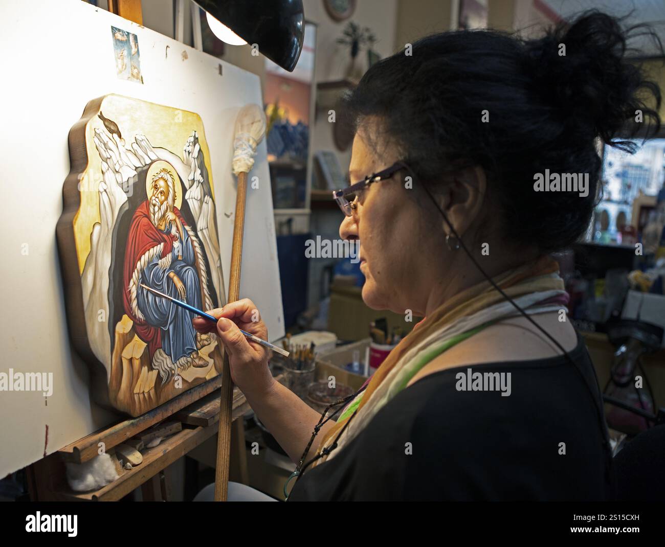 Peintre icône grecque, 58 ans, dans son atelier, Mystras ou Mistra, Laconie, Péloponnèse, Grèce, Europe Banque D'Images