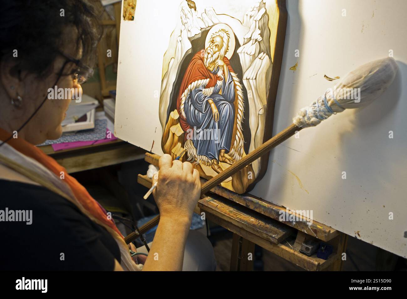 Peintre icône grecque, 58 ans, dans son atelier, Mystras ou Mistra, Laconie, Péloponnèse, Grèce, Europe Banque D'Images