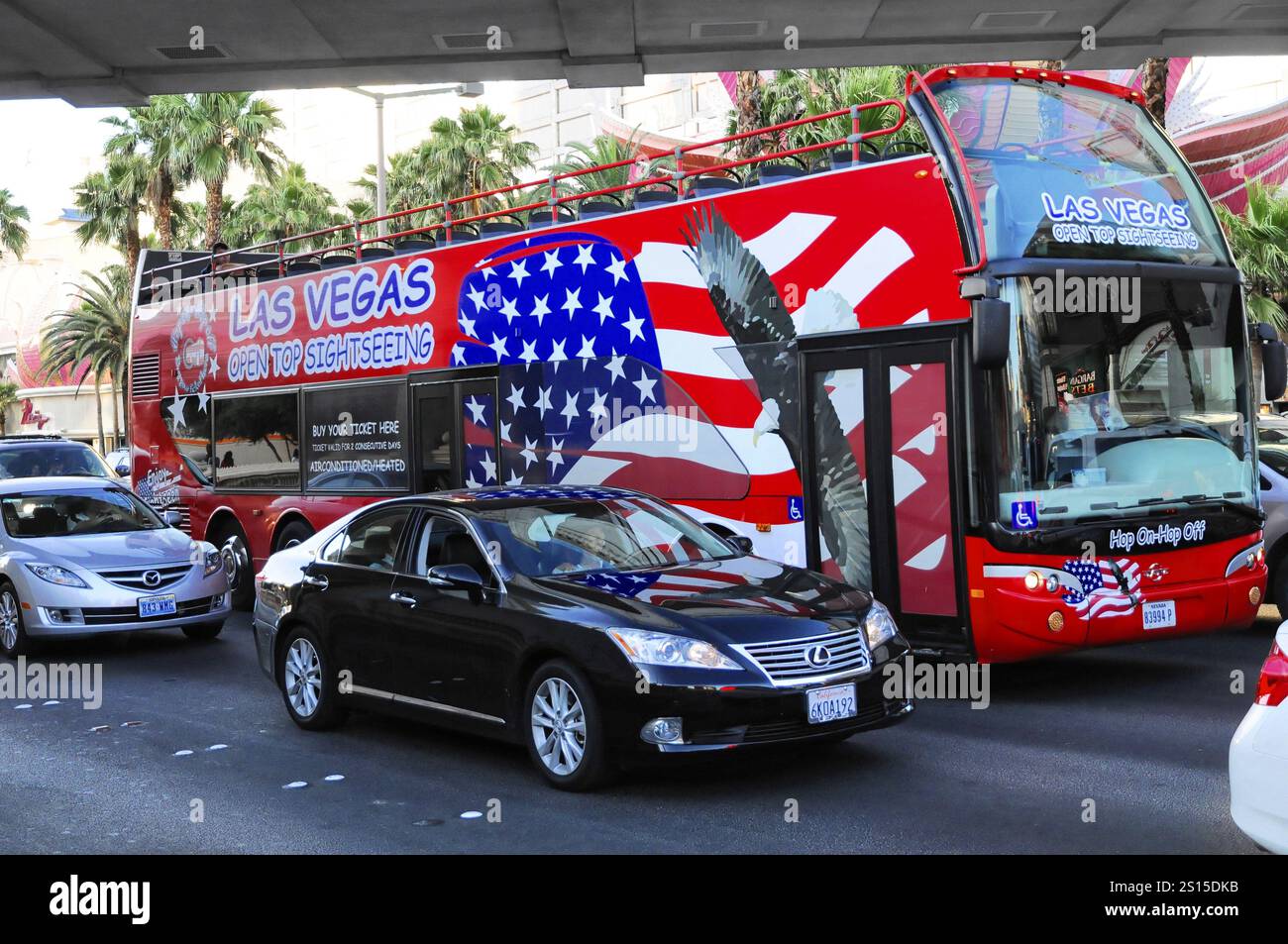 Las Vegas, Nevada, USA, Amérique du Nord, Un bus touristique dans le trafic de Las Vegas, décoré avec le drapeau américain et les aigles, Las Vegas Strip, North AME Banque D'Images