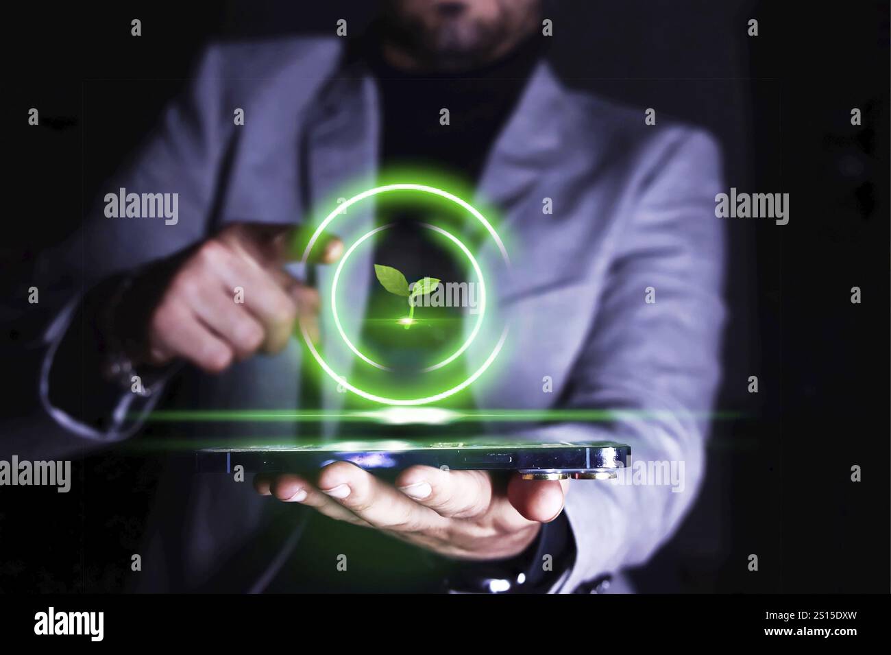 Homme d'affaires pointant vers son téléphone portable avec une icône de la culture et de la protection des plantes et de l'environnement. Banque D'Images