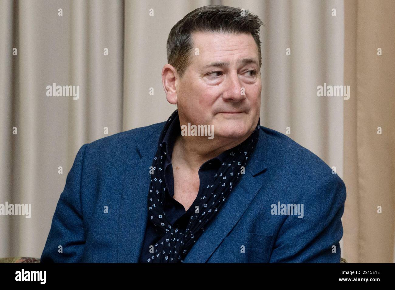 Trani, Italie. 31 décembre 2024. Tony Hadley a vu écouter un orateur. Une icône musicale, le chanteur Tony Hadley, leader du groupe Spandau Ballet, a rejoint la conférence de presse à Trani (Italie) avant le concert du nouvel an dans la ville de la mer, avec le maire local Amedeo Bottaro. Crédit : SOPA images Limited/Alamy Live News Banque D'Images