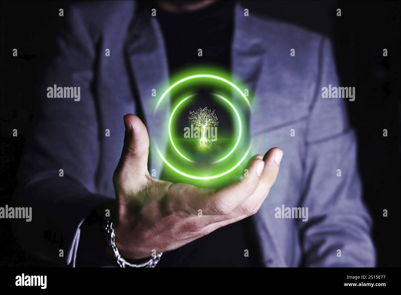 Homme d'affaires tenant l'icône d'arbre vert. Concept de protection de l'environnement. Banque D'Images