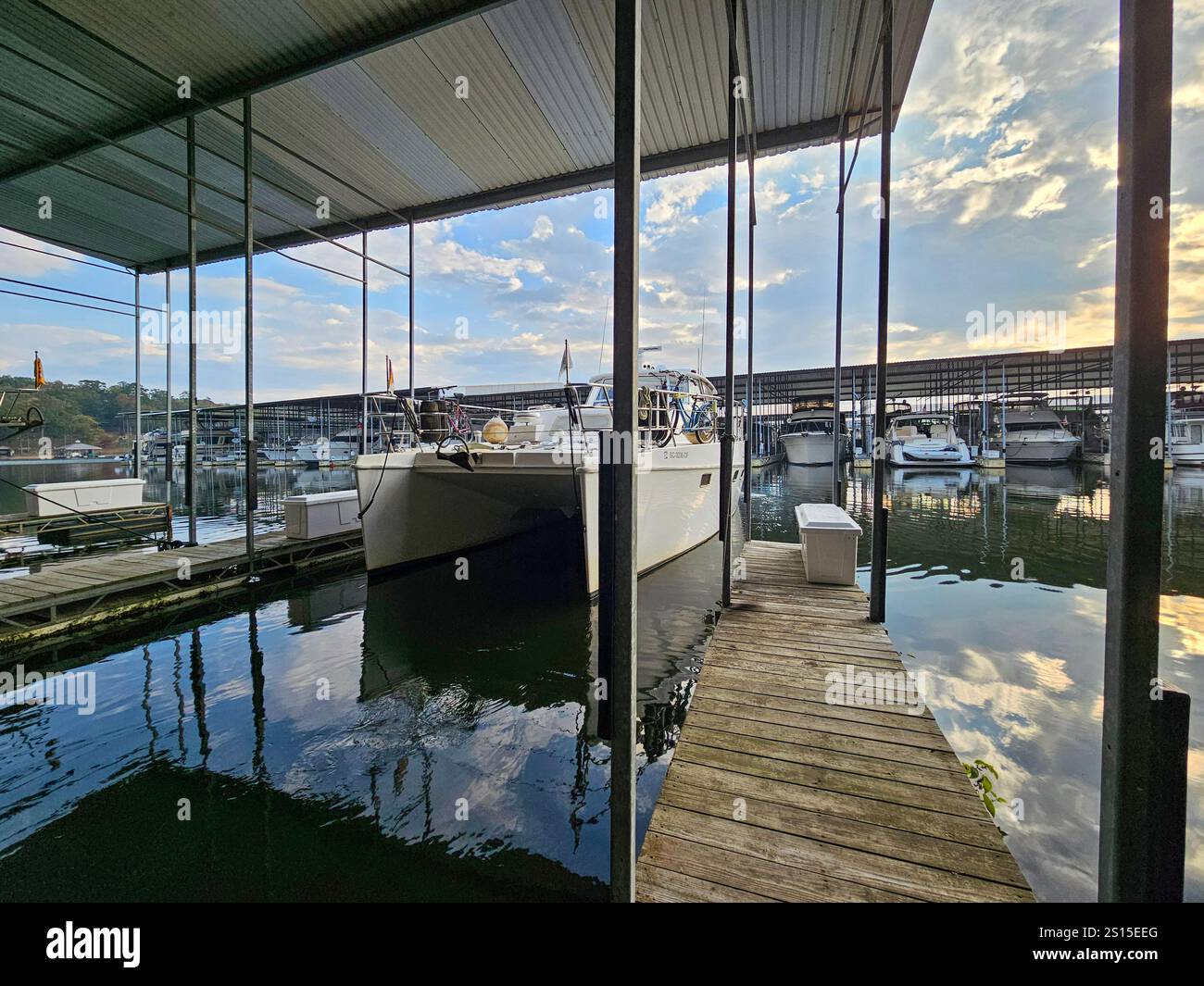 Un catamaran à moteur entre dans une cale couverte dans une marina du Mississippi Banque D'Images