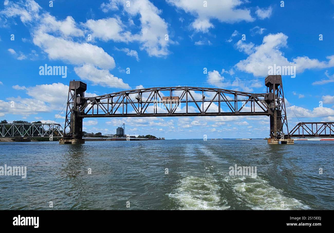 Le pont-levis Decatur, un pont ferroviaire, traverse la rivière Tennessee. Le Norfolk Southern Tennessee River Bridge est un pont levant exploité par le Norfolk - Image de stock capturée avec un smartphone