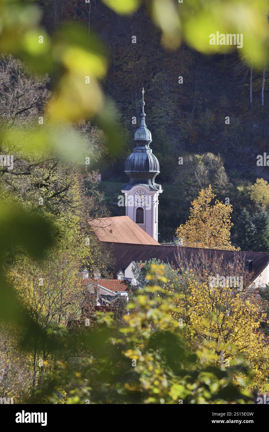 Église Capucin : Anna in Burghausen in Autumn, feuilles colorées d'automne au soleil, Burghausen, haute-Bavière, Bavière, Allemagne, Europe Banque D'Images