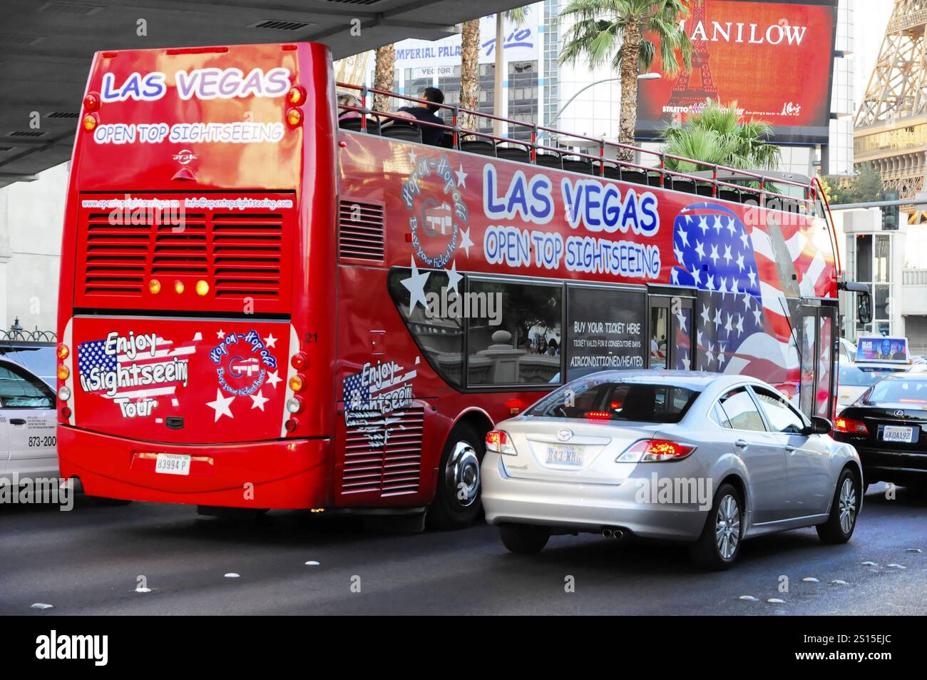 Las Vegas, Nevada, États-Unis, Amérique du Nord, bus touristique à toit ouvert dans une rue animée de Las Vegas avec des images publicitaires accrocheuses, Las Vegas Strip, N. Banque D'Images