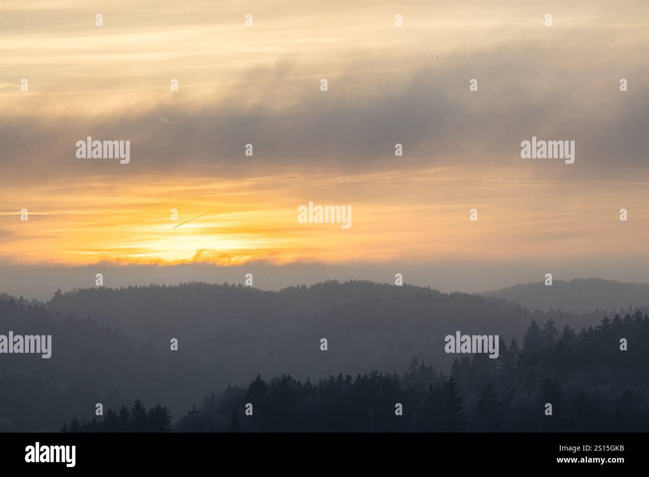 coucher de soleil idyllique sur les montagnes de haute franconie Banque D'Images