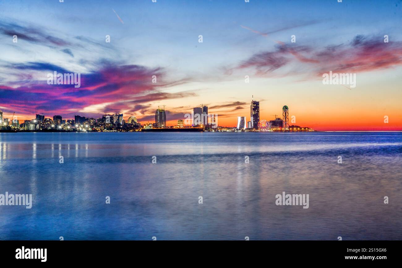 Vue imprenable sur le coucher du soleil de Batoumi - un fantastique complexe géorgien sur la mer Noire. Toutes les célèbres marques hôtelières américaines sont ici Banque D'Images