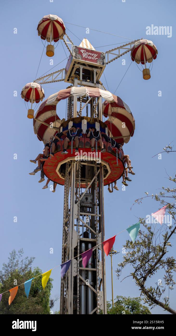 Les enfants palysant au parc d'attractions Mampato à Santiago, Chili pendant une journée d'été ensoleillée Banque D'Images