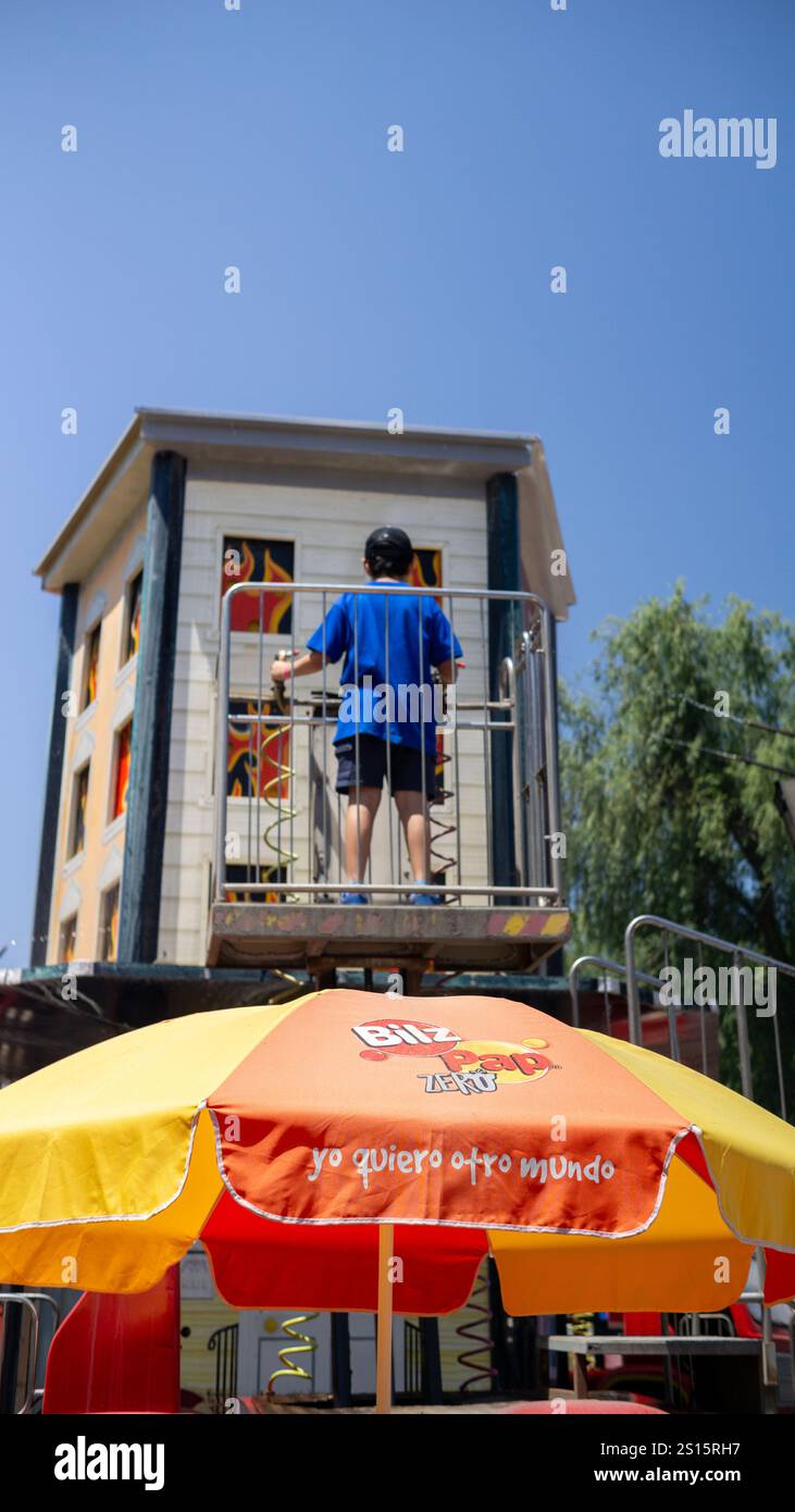 Les enfants palysant au parc d'attractions Mampato à Santiago, Chili pendant une journée d'été ensoleillée Banque D'Images
