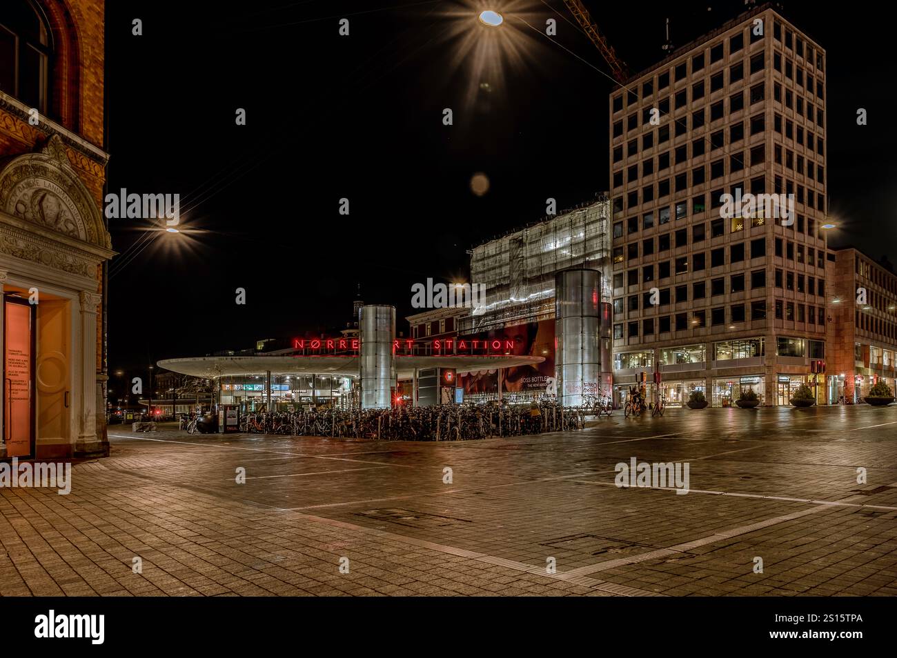 Station Norreport à Copenhague la nuit avec des enseignes réfléchissantes au néon dans le trottoir, Danemark, 12 décembre 2024 Banque D'Images