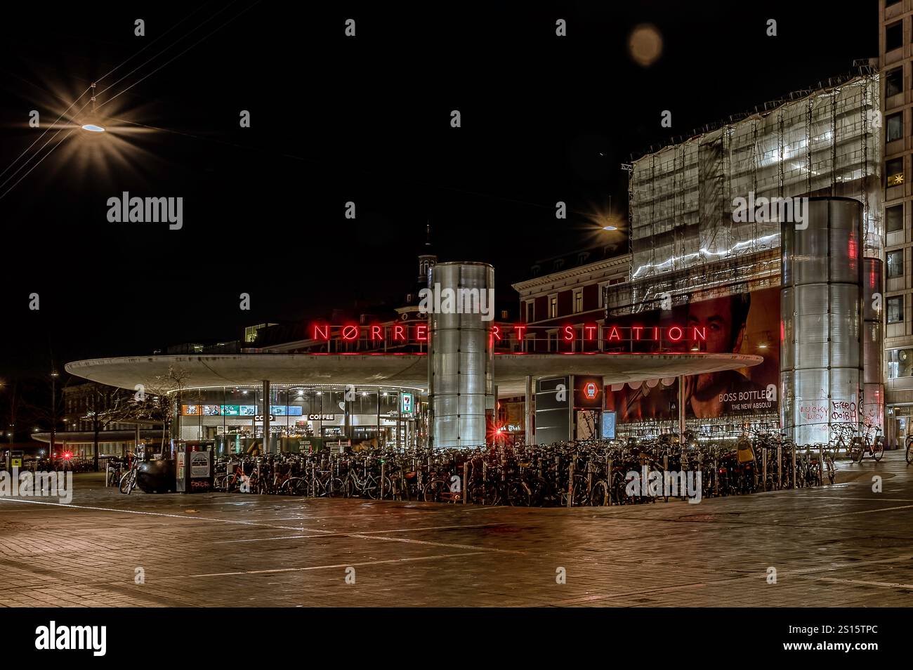 Station Norreport à Copenhague la nuit avec des enseignes réfléchissantes au néon dans le trottoir, Danemark, 12 décembre 2024 Banque D'Images