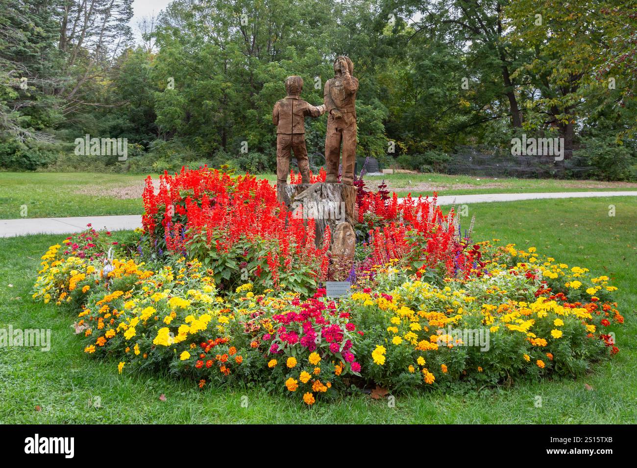 PRESCOTT WI, USA, 24 SEPTEMBRE 2022 : sculpture en bois et jardin au Carpenter équipé Croix Valley nature Center. Banque D'Images