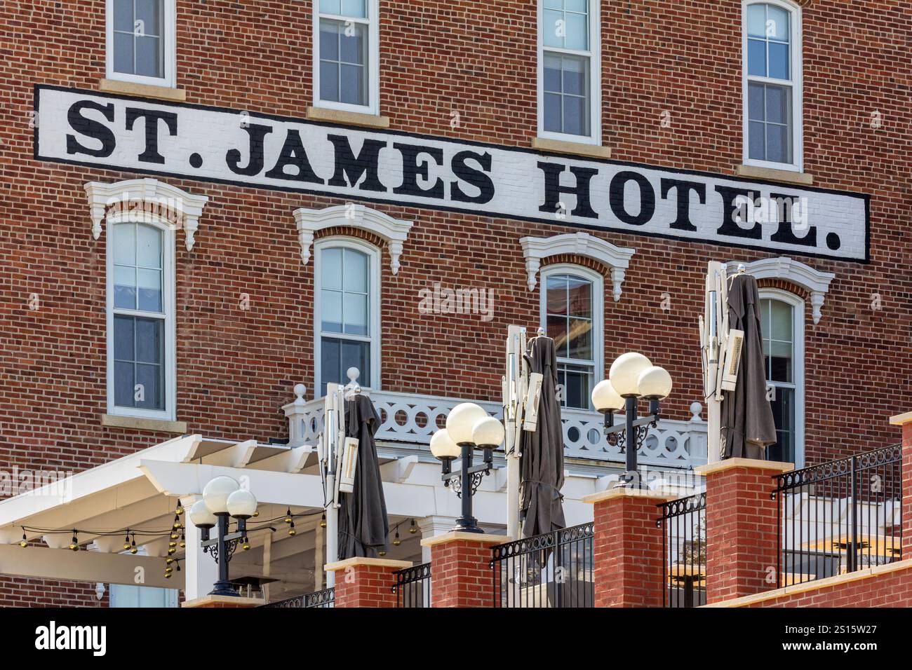 RED WING, MN, USA 2 MAI 2020 : extérieur et patio historique de James Hotel. Banque D'Images