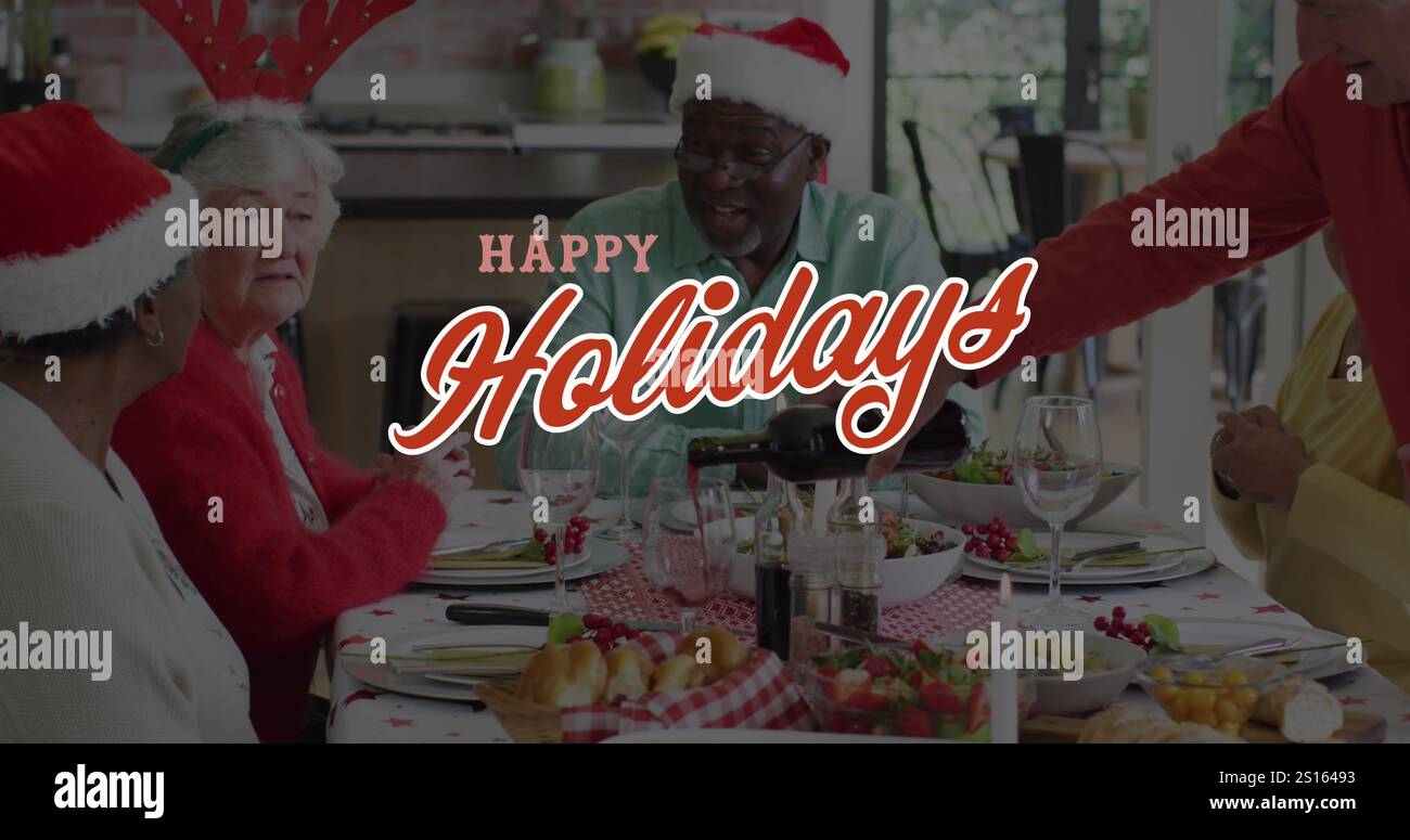 Image du texte de voeux de noël sur divers amis seniors à la table de repas de noël Banque D'Images