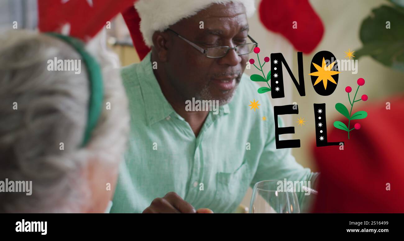 Image du texte de voeux de noël sur l'homme afro-américain senior à la table de repas de noël Banque D'Images