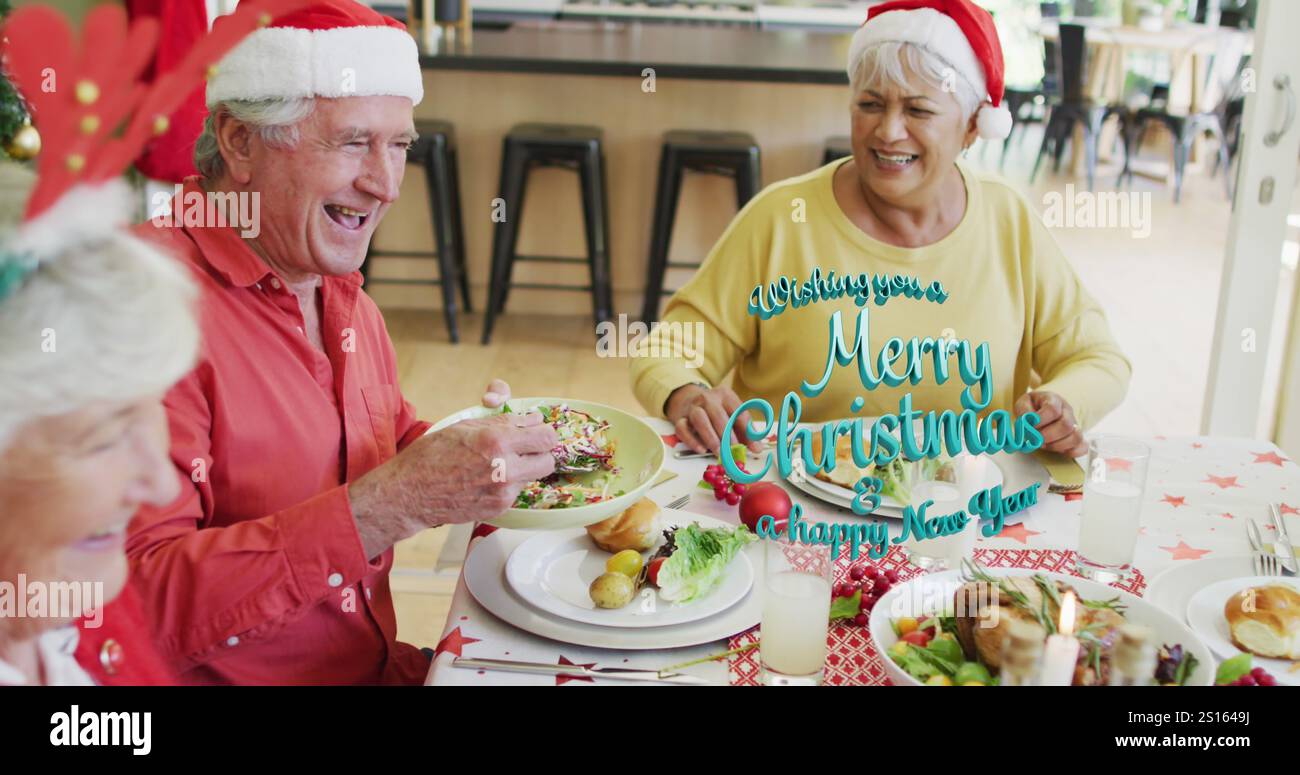 Image du texte de voeux de noël sur divers amis seniors à la table de repas de noël Banque D'Images