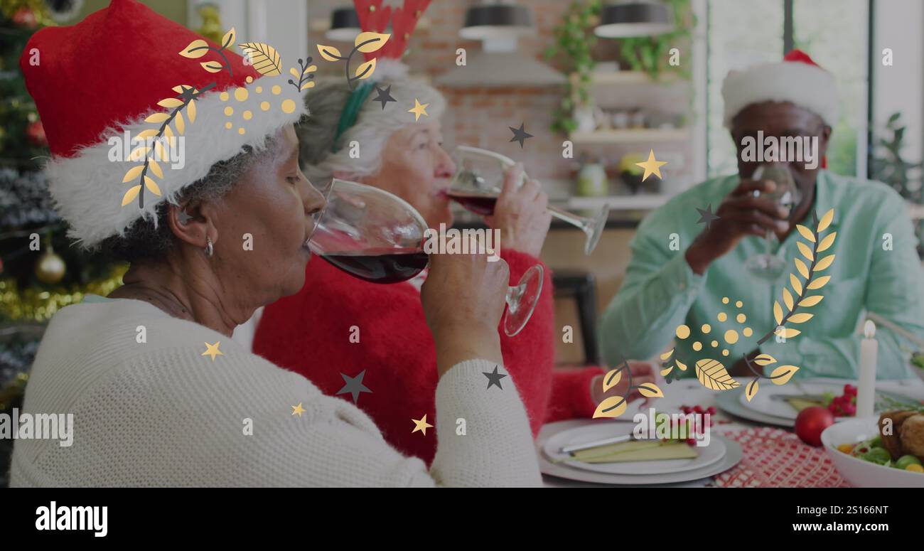 Image de motif de noël sur des amis âgés divers dans des chapeaux de père noël à la table de repas de noël Banque D'Images