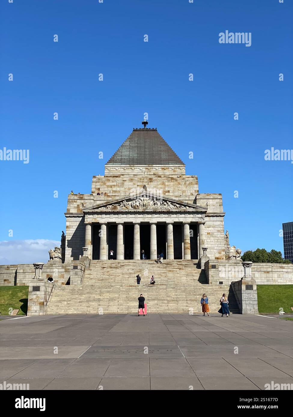 Un ciel bleu matinal au sanctuaire du souvenir de Melbourne - Image de stock capturée avec un smartphone