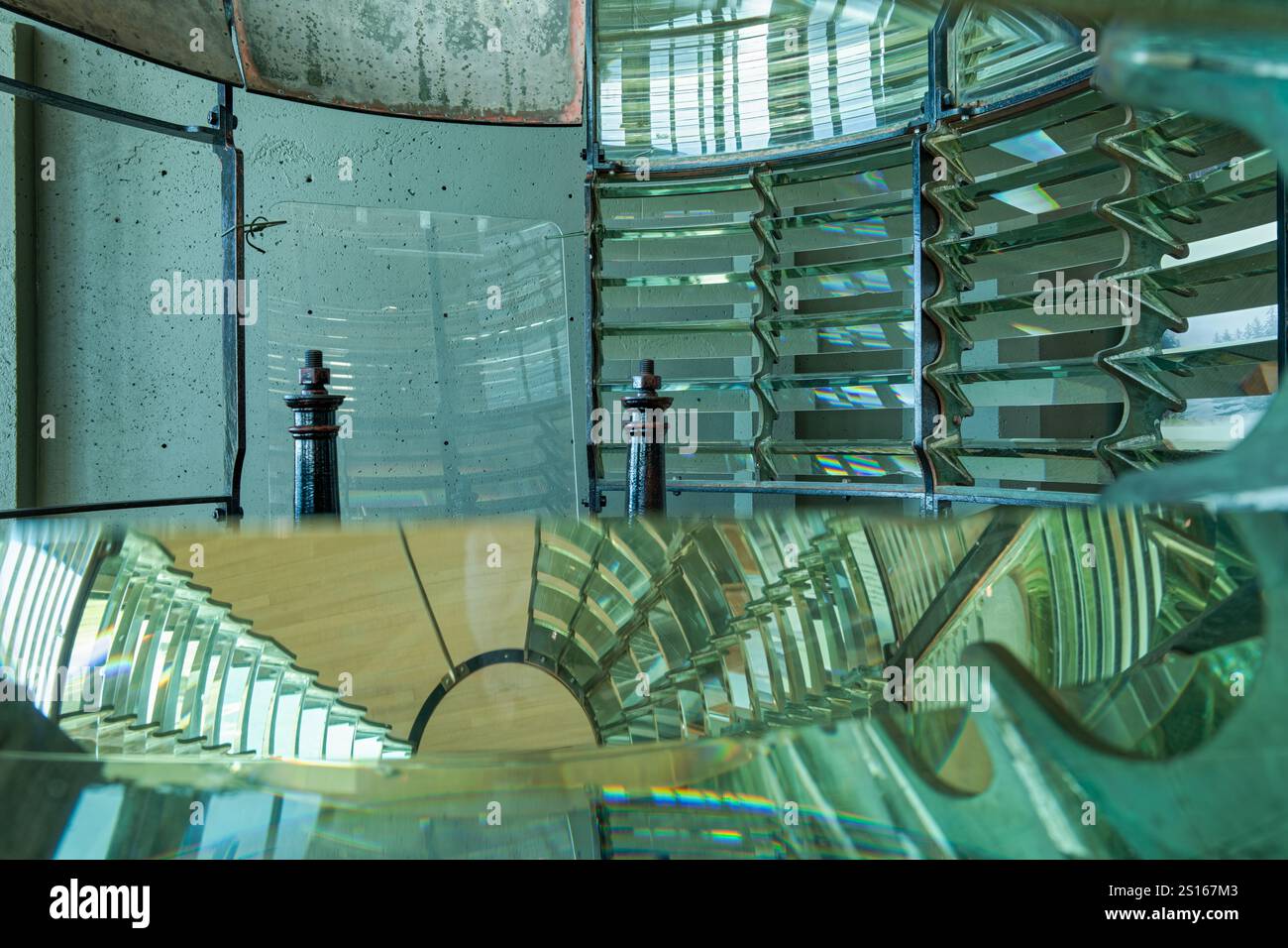 Vue rapprochée avec réflexions d'un ensemble lentille de Fresnel provenant d'une lampe de phare hors service Banque D'Images