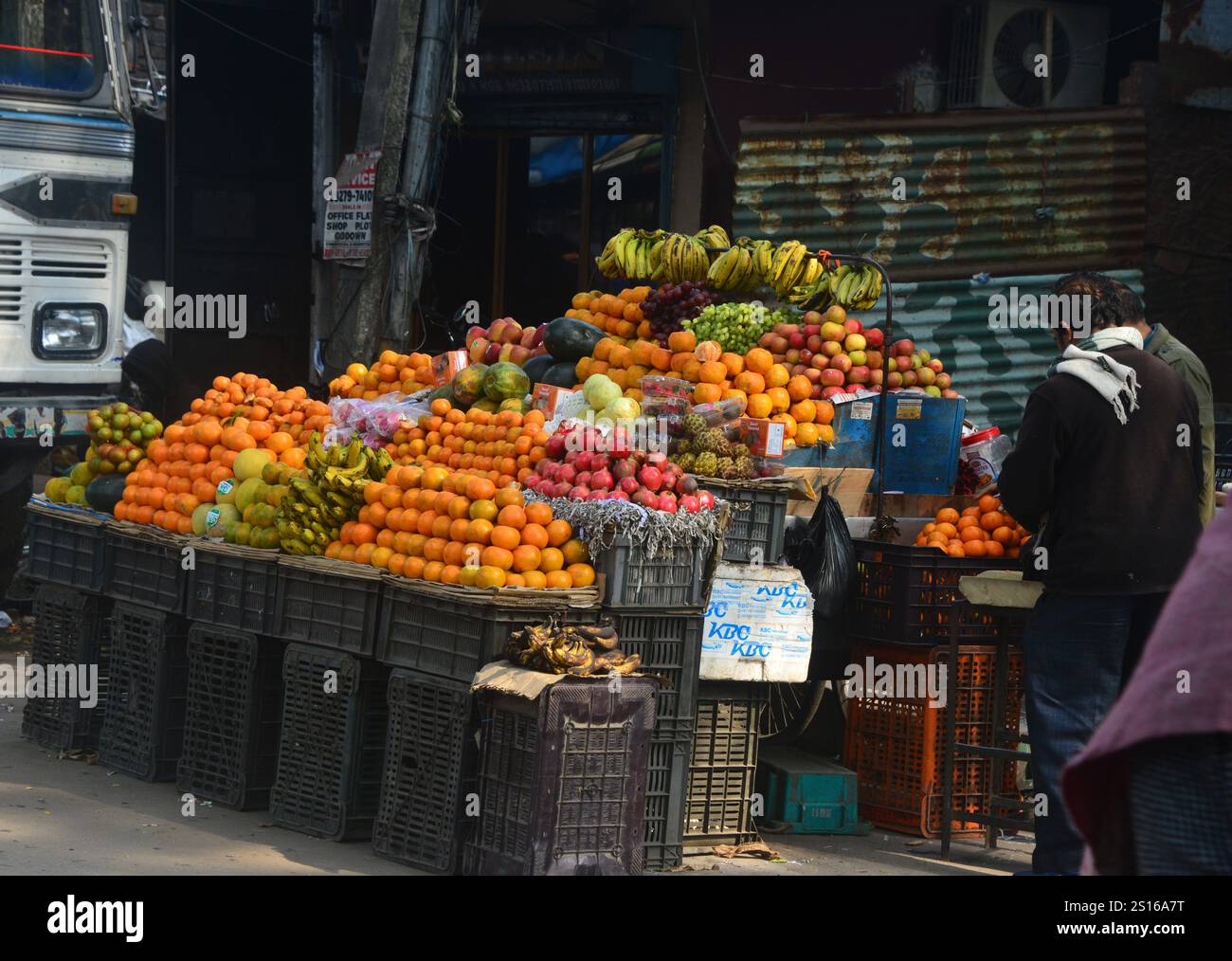 Siliguri, Bengale occidental, Inde. 1er janvier 2025. Un homme achète des fruits à un étal temporaire en bord de route à Siliguri. (Crédit image : © Diptendu Dutta/ZUMA Press Wire) USAGE ÉDITORIAL SEULEMENT! Non destiné à UN USAGE commercial ! Banque D'Images Siliguri, Bengale occidental, Inde. 1er janvier 2025. Un homme achète des fruits à un étal temporaire en bord de route à Siliguri. (Crédit image : © Diptendu Dutta/ZUMA Press Wire) USAGE ÉDITORIAL SEULEMENT! Non destiné à UN USAGE commercial ! Banque D'Images