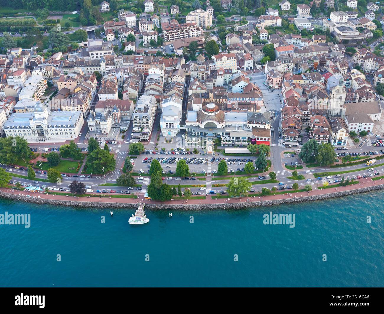 VUE AÉRIENNE. Ville d'Évian-les-bains sur les rives sud du lac Léman. Haute-Savoie, Auvergne-Rhône-Alpes, France. Banque D'Images