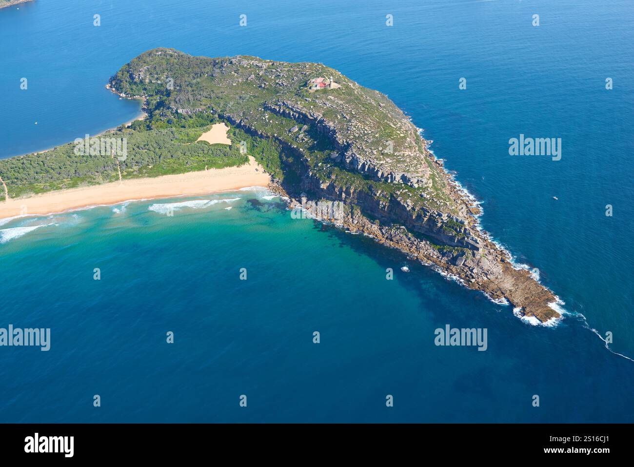 VUE AÉRIENNE. Le point le plus au nord de Sydney, l'estuaire de Pittwater, sur la droite. Barrenjoey Headlands, Palm Beach, Sydney, Nouvelle-Galles du Sud, Australie. Banque D'Images