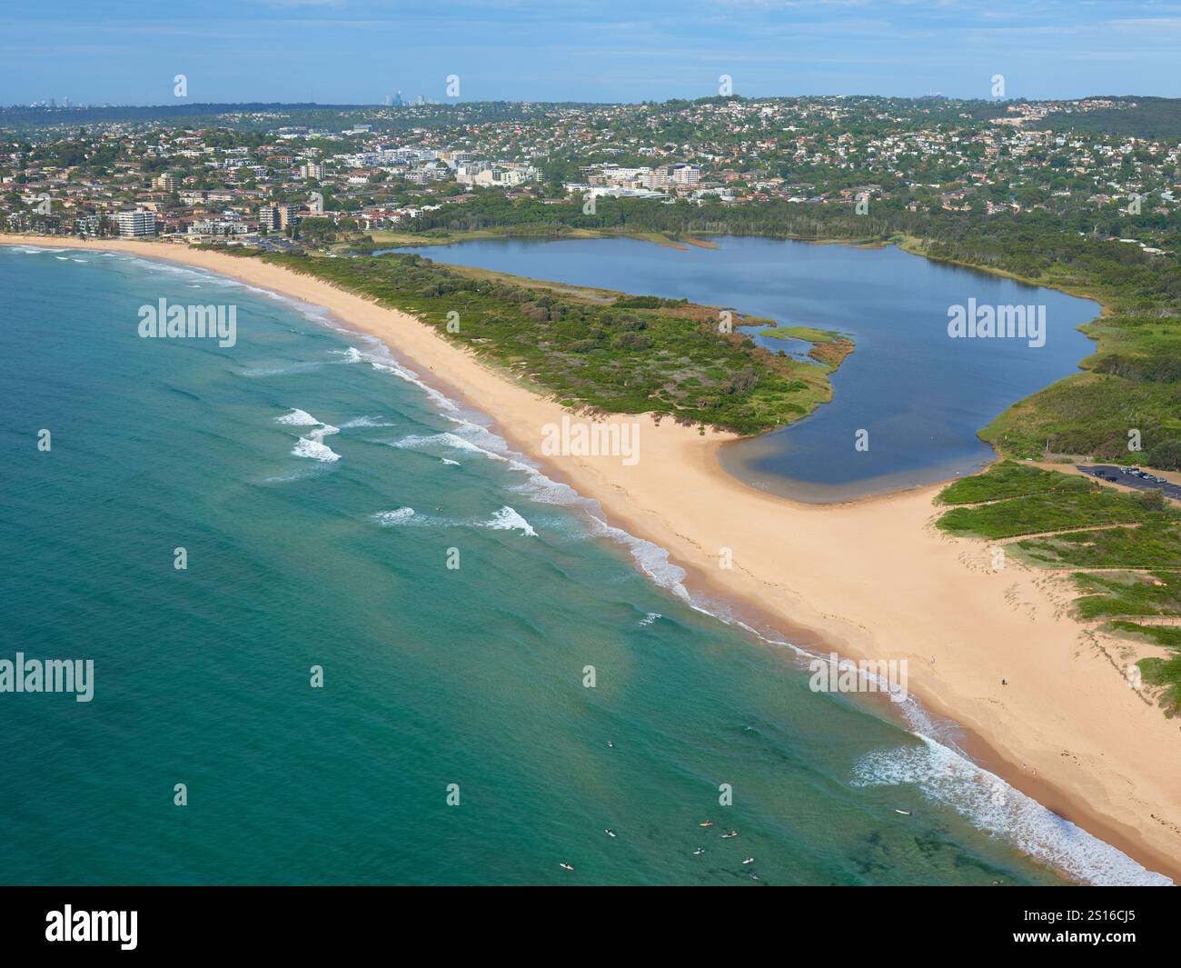VUE AÉRIENNE. Dee Why Lagoon dans la ville côtière de Collroy. Nouvelle-Galles du Sud, Australie. Banque D'Images
