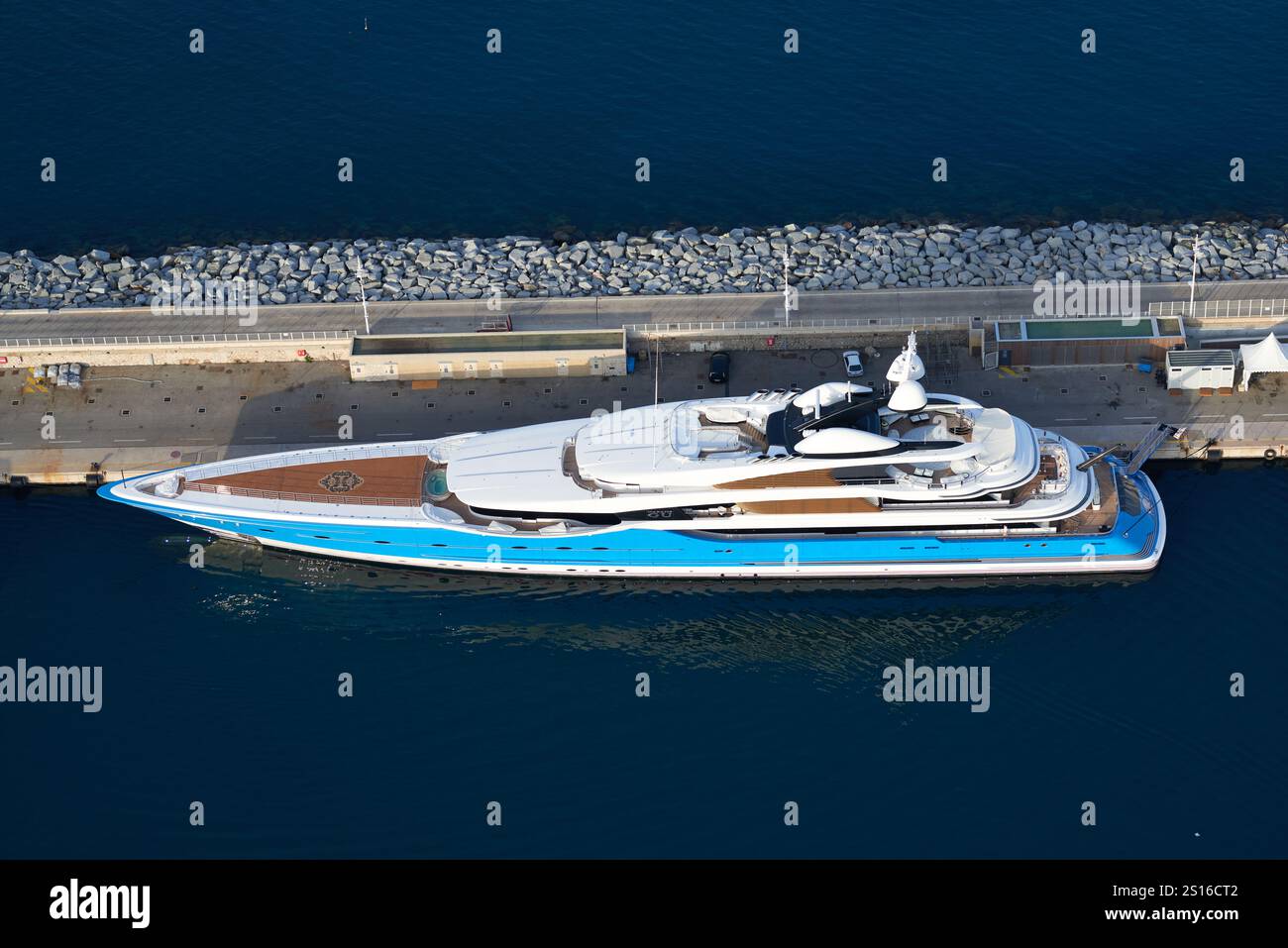 VUE AÉRIENNE. Mégayacht ostentatoire amarré le long d'un quai dans le Vieux Port de Cannes. Côte d'Azur, Provence-Alpes-Côte d'Azur, France. Banque D'Images